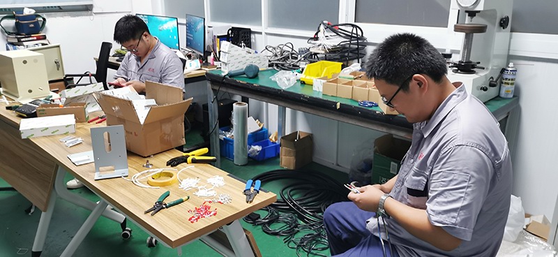 客户不二越(中国)有限公司的技术人员，为了确保机器人的改造工作顺利完成，莅临BSport体育官网现场指导