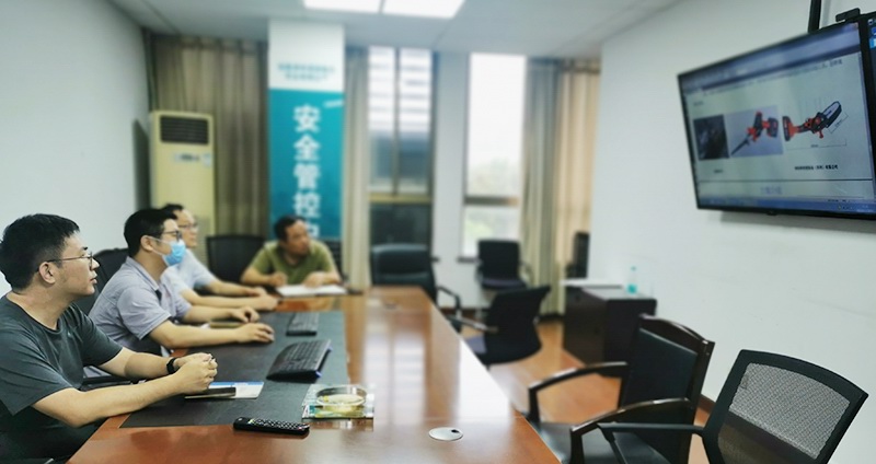 向港源电力公司领导介绍锯树机器人项目的优势