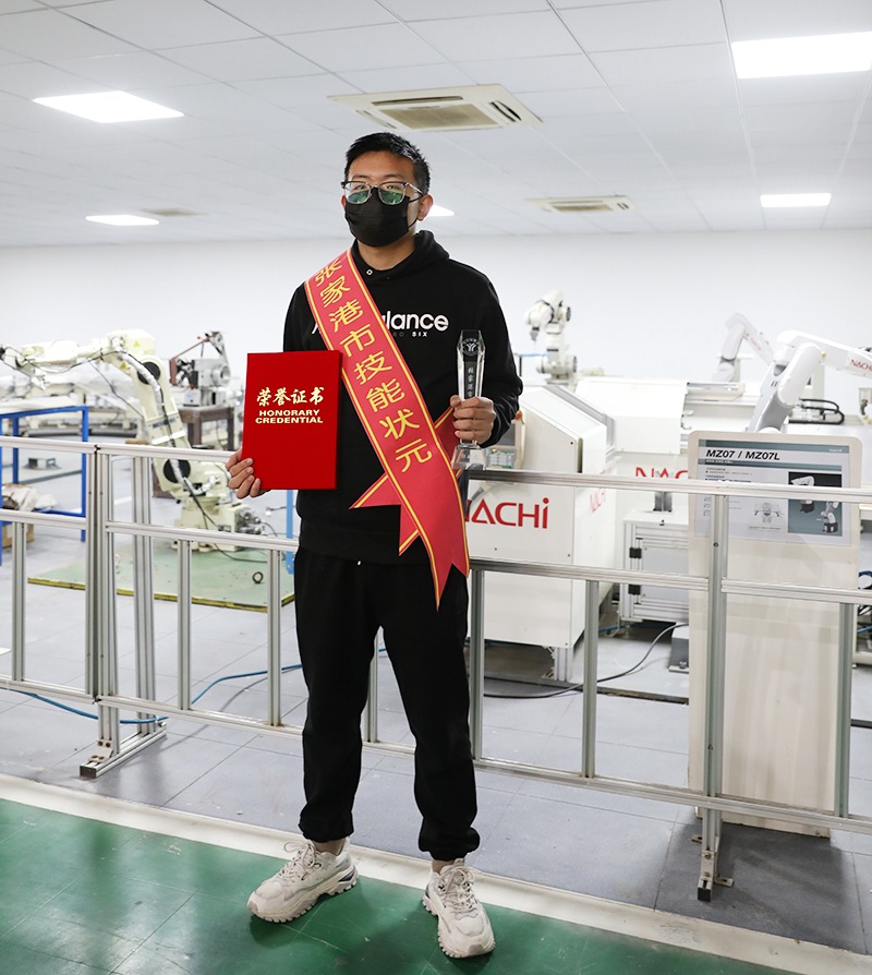 苏州BSport体育官网电气工程师郭超凡被授予“张家港市技能状元”荣誉称号